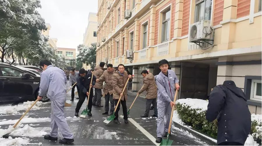 “瑞雪兆豐年”— 西尼機(jī)電組織員工掃雪除冰確保生產(chǎn)安全